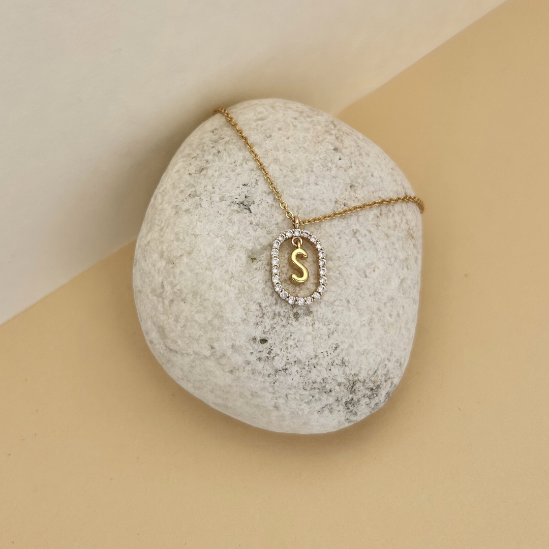 Collar inicial de plata bañado en oro con circonitas