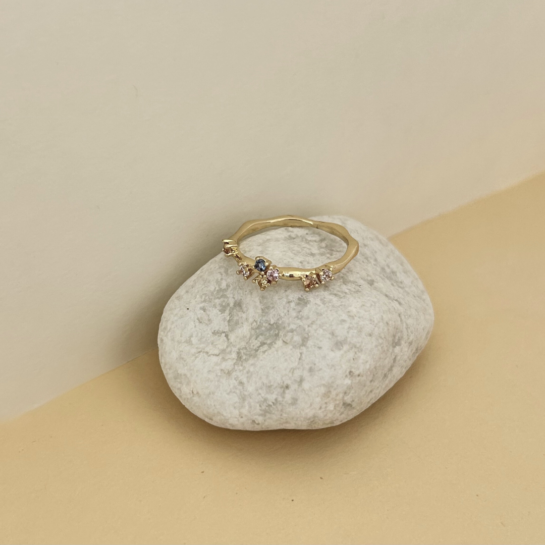 Anillo fino de plata bañado en oro con piedras de colores