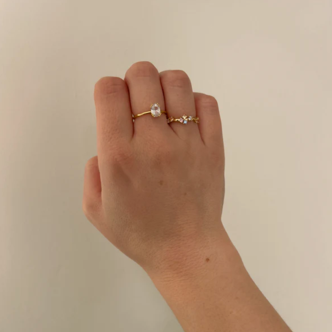 Anillo fino de plata bañado en oro con piedras de colores