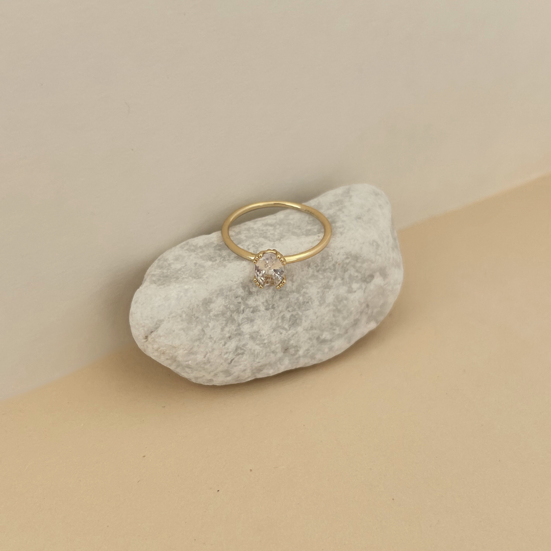 Anillo solitario de plata bañado en oro con circonita