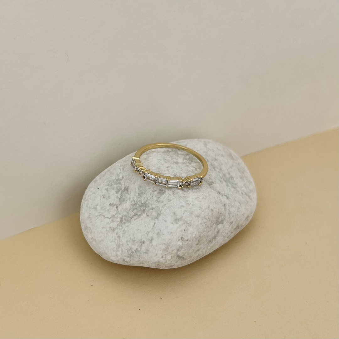 Anillo fino de plata bañado en oro con circonitas
