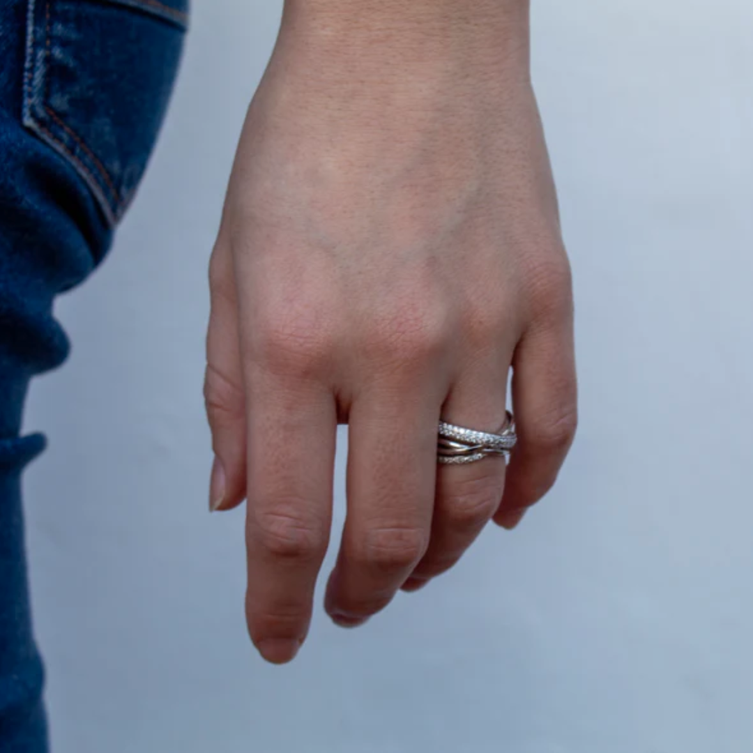 Anillo ancho cruzado de plata con circonitas