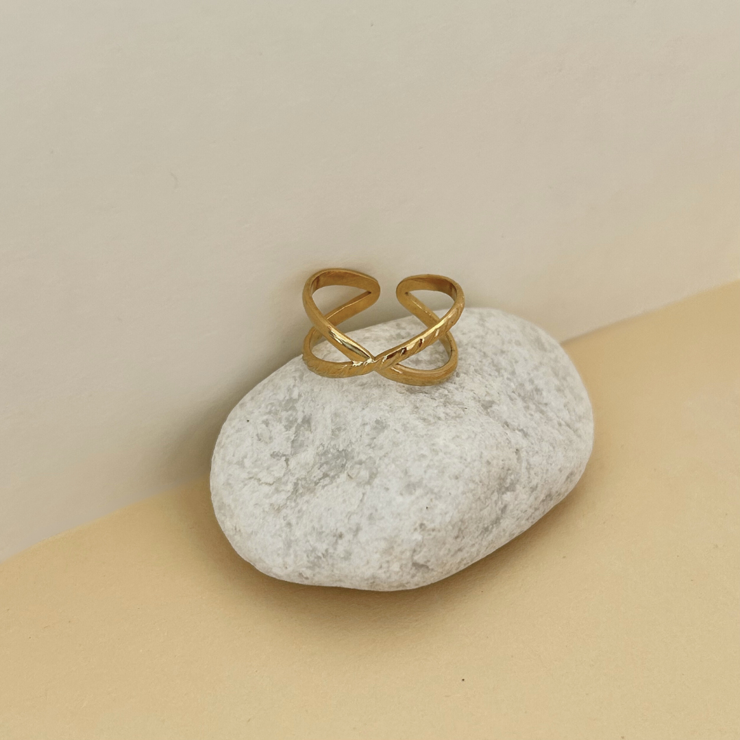 Anillo cruzado de acero inoxidable bañado en oro
