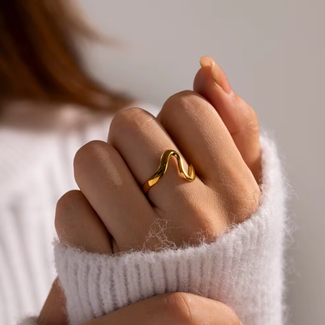 Anillo onda de acero inoxidable bañado en oro