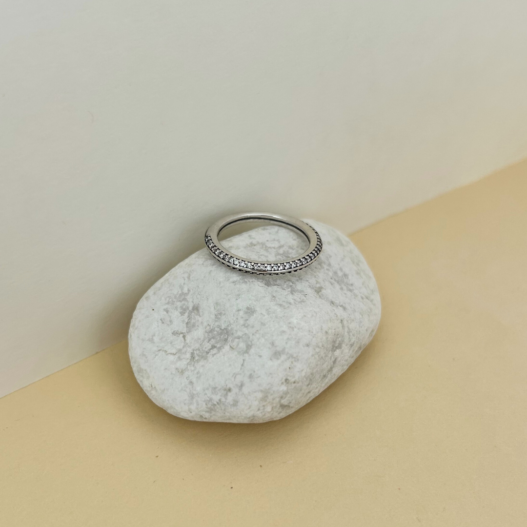 Anillo trenzado de plata con circonitas