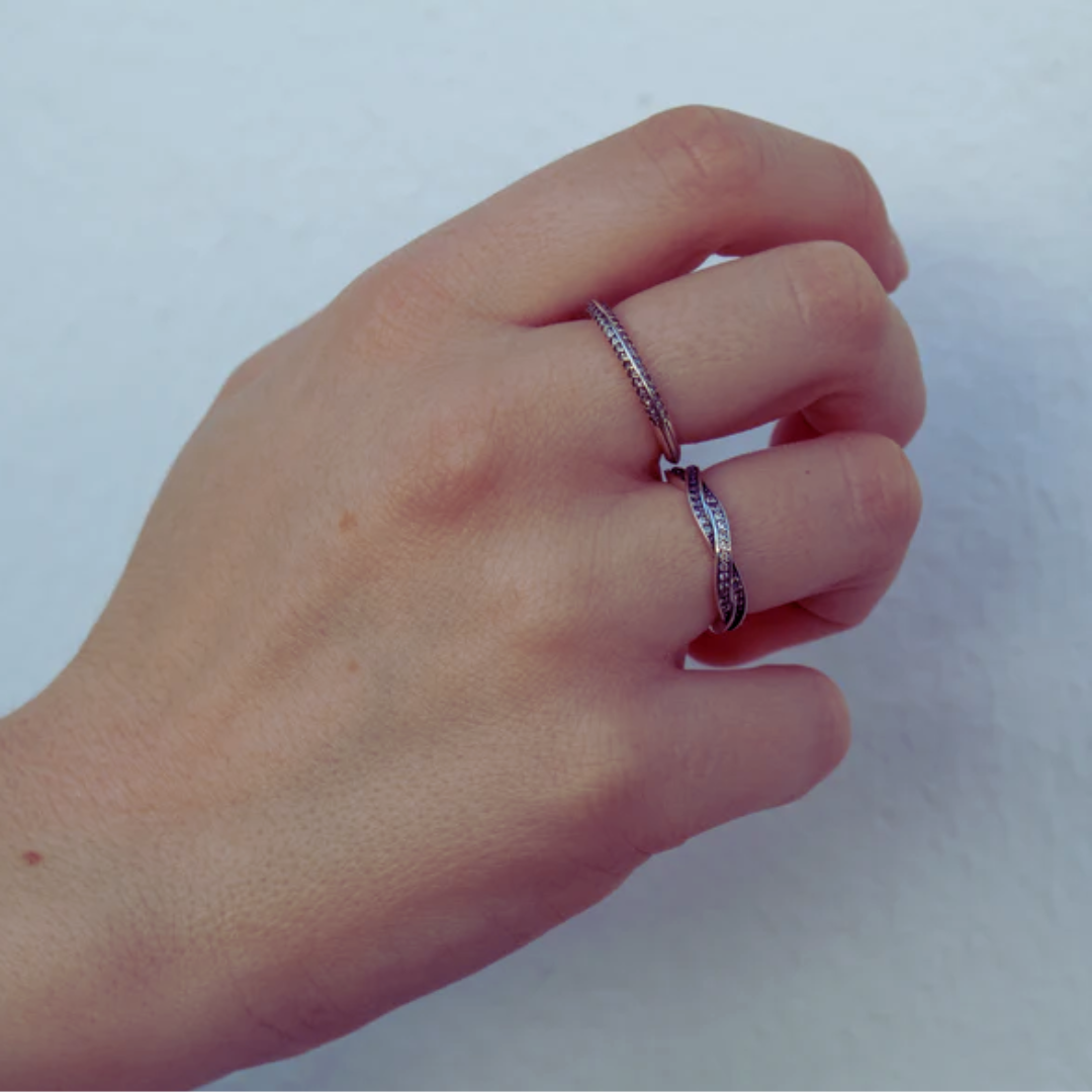 Anillo trenzado de plata con circonitas