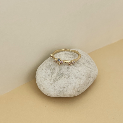 Anillo fino de plata bañado en oro con piedras de colores