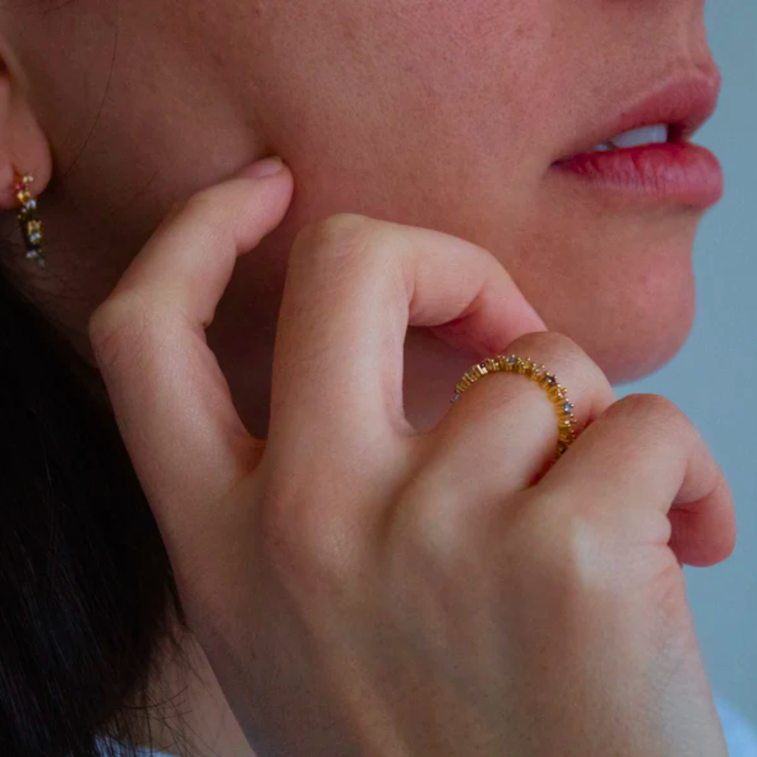 Anillo de plata bañado en oro con piedras de colores