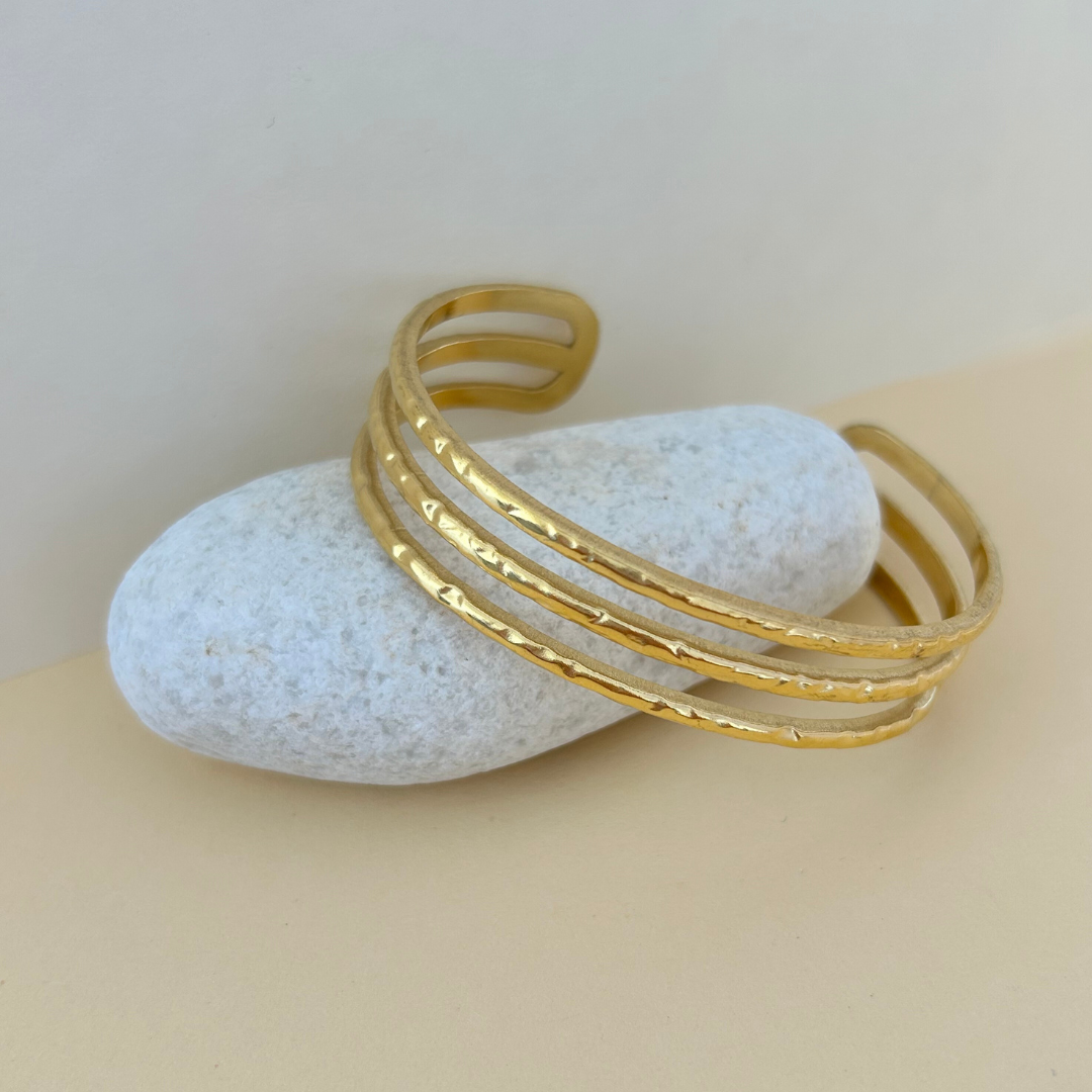 Pulsera rígida triple de acero inoxidable bañado en oro