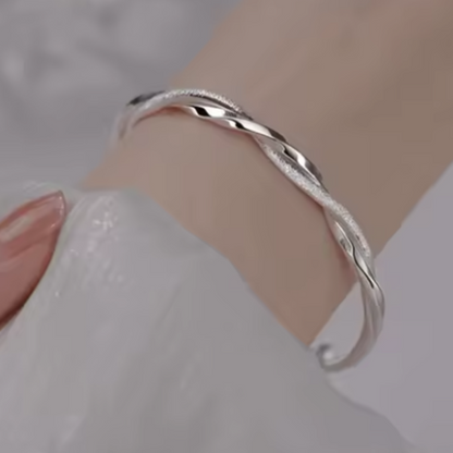 Pulsera rígida cruzada de plata